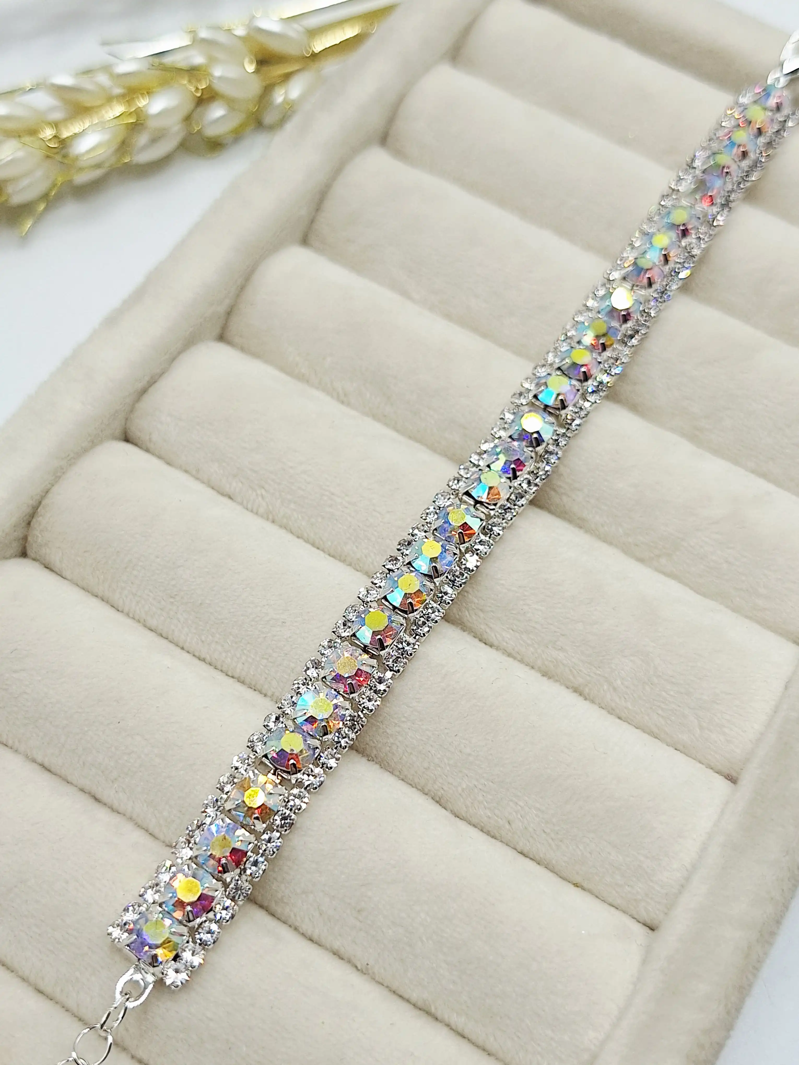 دستبند مجلسی فوق العاده  شیک پر زرق و برق طرح اول